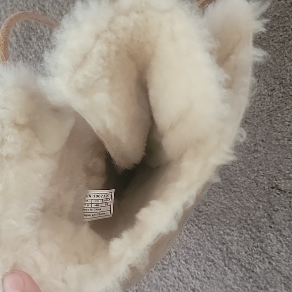 Knee high UGG boot - Picture 2 of 6